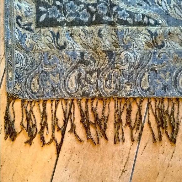 West Loop Metallic Jacquard Pashmina - Picture 4 of 7